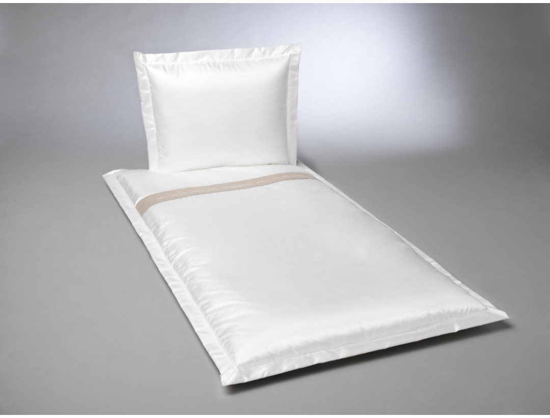 Garnitur in Serge mit Text auf Lodenband gerade Garnitur in Serge mit Text auf Lodenband gerade