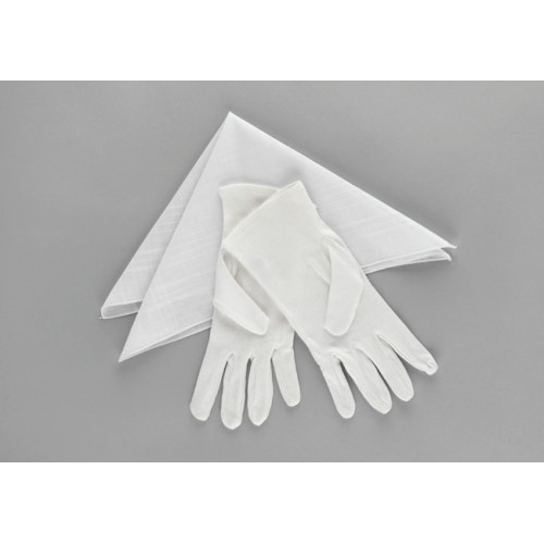 Weiße Trägerhandschuhe aus textilem Material liegen neben einem weißen Tuch in einer Gesamtansicht auf grauem Hintergrund.