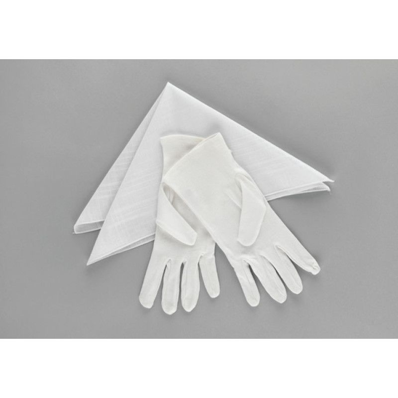 Auf dem Foto sind ein Paar weiße Grifftücher aus Textil und ein Paar weiße Handschuhe aus einem glatten Material zu sehen, angeordnet auf einem grauen Hintergrund.