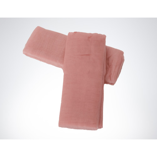 Dekostoffe aus rosa Organza in einer Gesamtansicht, leicht transparent und weich, übereinandergelegt und gefaltet.