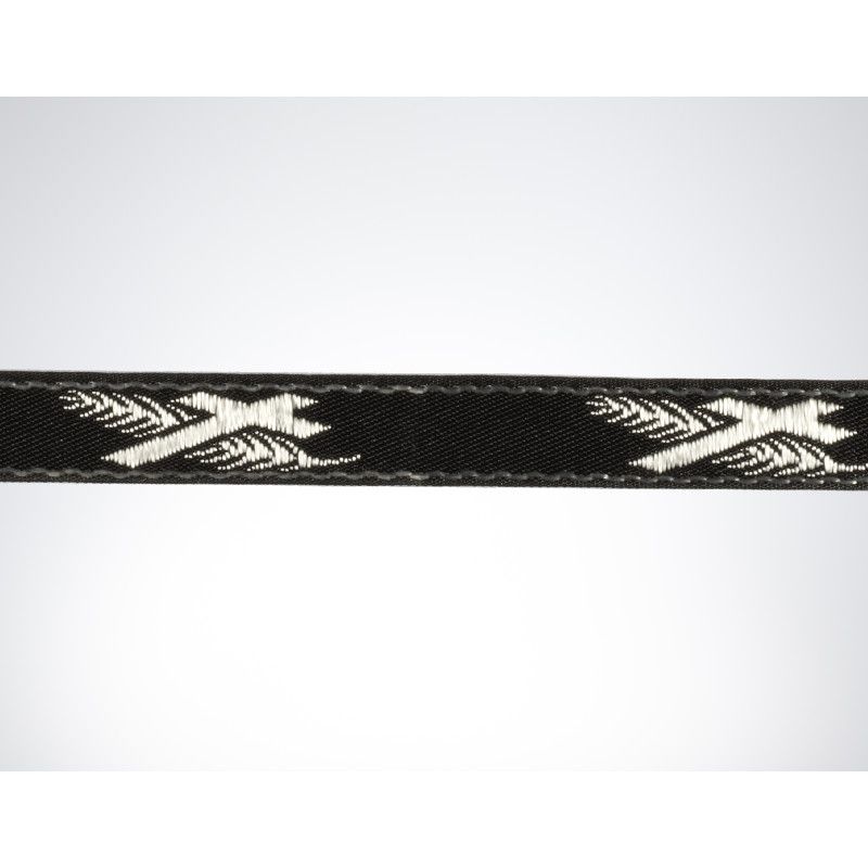 Ein schwarzes Lotband mit weißen, gestickten Motiven, das eine schmale, flache Form aufweist und als Detailansicht präsentiert wird.
