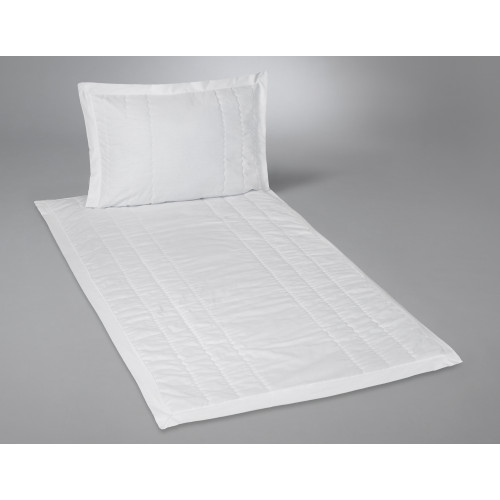 Ein weißes Bettwäsche-Set aus Linon mit Stehsaum, bestehend aus einem Kissenbezug und einem Bettbezug, in Gesamtansicht auf grauem Hintergrund.