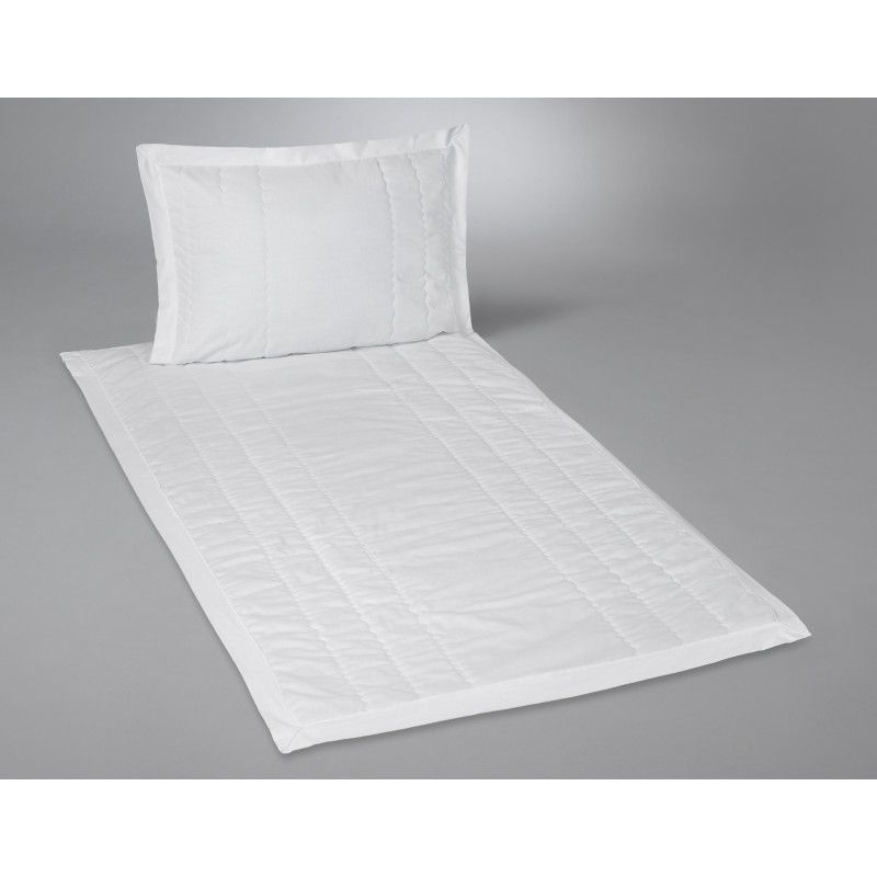 Ein weißes Bettwäsche-Set aus Linon mit Stehsaum, bestehend aus einem Kissenbezug und einem Bettbezug, in Gesamtansicht auf grauem Hintergrund.