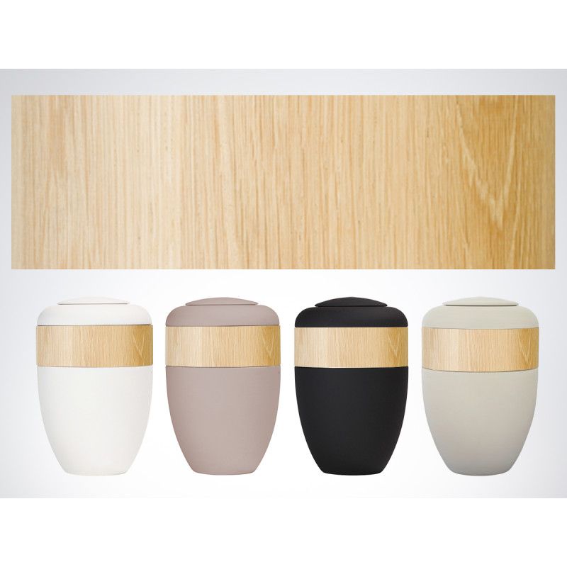 Vier Ring-Urnen in unterschiedlichen Farben (weiß, beige, schwarz, grau) mit einem Holzring aus hellem Holz, in Gesamtansicht auf hellem Hintergrund.