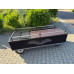 Der Sargwagen Modell 5550 ist schwarz lackiert, hat eine Holzplatte in der Mitte, seitliche Halterungen und eine dekorative Verzierung mit einem Blattmotiv.