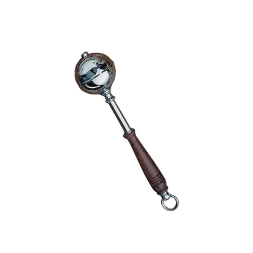 Ein silberner Aspergill mit runder, glänzender Kuppel und einem braunen, ergonomischen Holzgriff, in Gesamtansicht dargestellt.