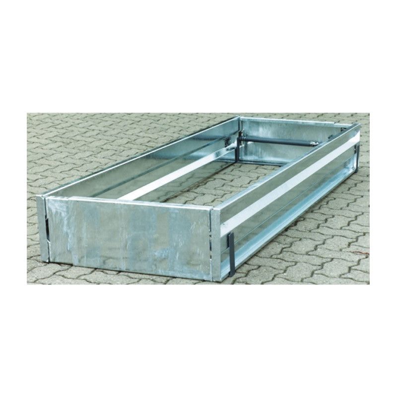 Ein lackierter Schalungsring in rechteckiger Form aus Metall mit sichtbaren Verbindungen und einer stabilen Konstruktion, Gesamtansicht auf einem gepflasterten Untergrund.