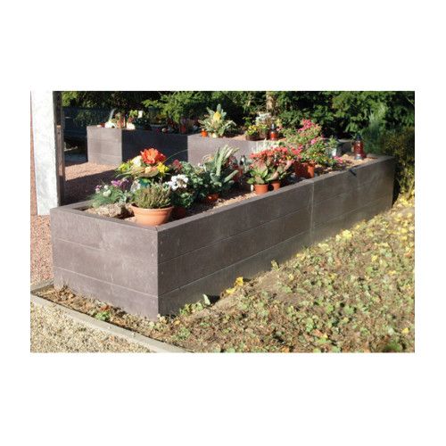 Das Hochbeet Fuchsia ist rechteckig, aus grauem Material gefertigt und enthält verschiedene Pflanzen sowie Töpfe, sichtbar in einer Gesamtansicht.