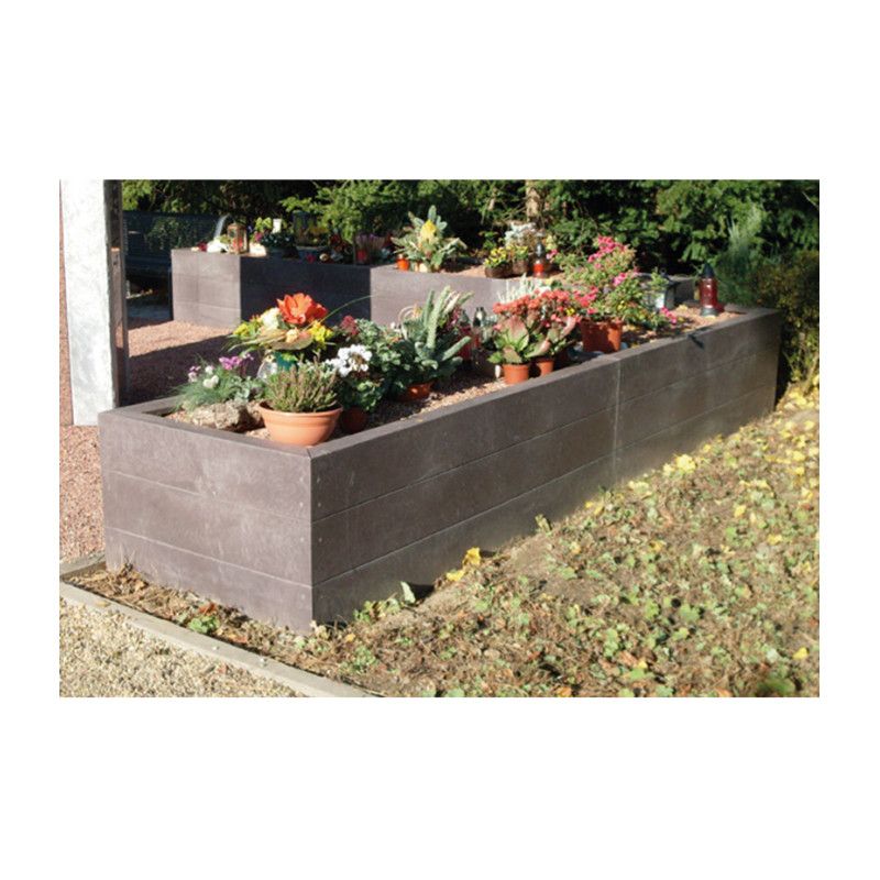 Das Hochbeet Fuchsia ist rechteckig, aus grauem Material gefertigt und enthält verschiedene Pflanzen sowie Töpfe, sichtbar in einer Gesamtansicht.