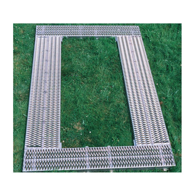 Auf dem Foto sind klappbare Grablaufroste aus Metall in rechteckiger Form zu sehen, mit einer rautenförmigen Struktur und einer silbernen Farbe, auf grünem Gras liegend.