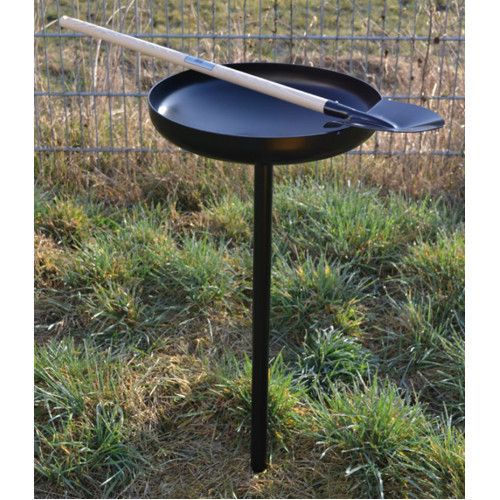 Sandschale mit Spitze in Schwarz, aus Metall, rund mit einem langen, stabilen Standfuß und einem Holzgriff, Gesamtansicht im Freien.