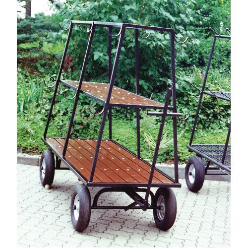 Der Kranzwagen Modell „6600“ hat eine schwarze Metallkonstruktion mit zwei Holzablagen in brauner Farbe und ist mit Haken zum Aufhängen ausgestattet.
