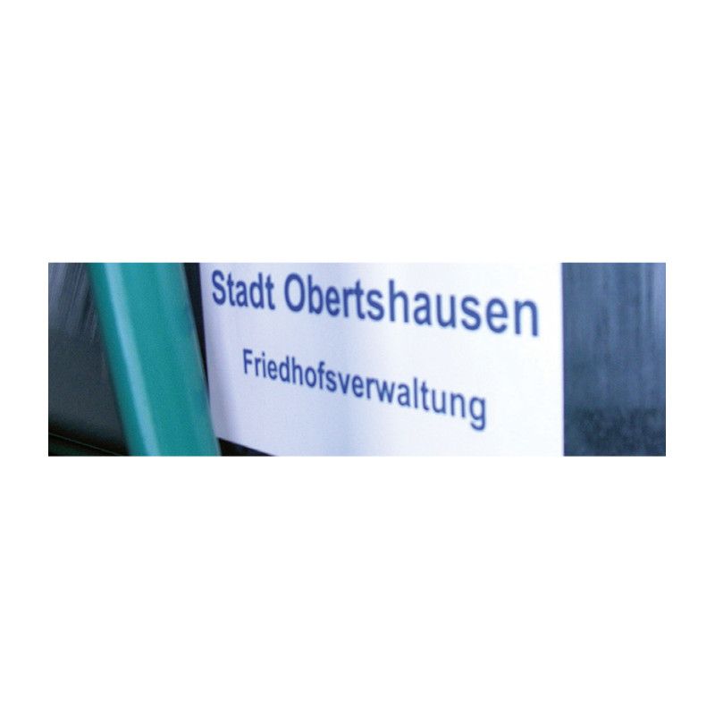 Auf dem Foto ist ein Aufkleber in Dokumentenfolien-Qualität zu sehen, der die Aufschrift "Stadt Obertshausen Friedhofsverwaltung" in blauer Schrift auf weißem Hintergrund zeigt.