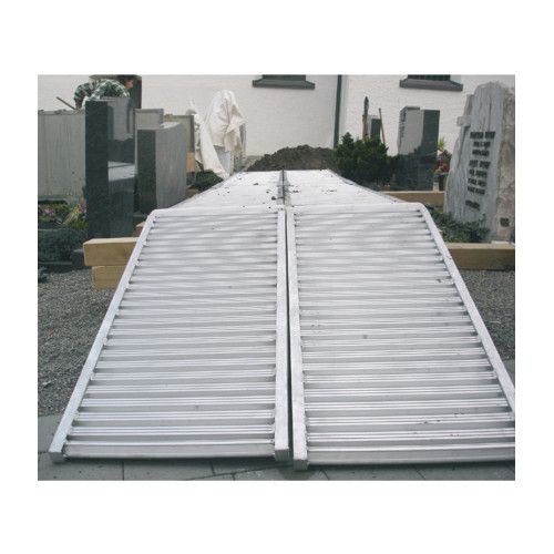 Die Auffahrschiene für Friedhofsbagger ist aus Aluminium, hat eine Fahrflächenbreite von 550 mm und zeigt eine flache, gerippte Oberfläche in Gesamtansicht.