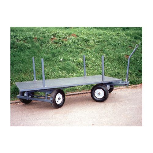 Der Spezial-Transportwagen Typ "Oberland GS" ist grau, hat eine flache Ladefläche, zwei Achsen mit Lenkung und ist mit vier vertikalen Stützen ausgestattet.