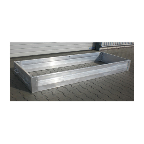Der Stapelring aus silbernem Aluminium hat eine rechteckige Form, ist ohne Führungslaschen und zeigt eine Gesamtansicht auf einem gepflasterten Untergrund.