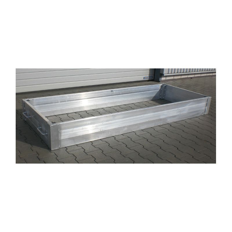 Der Stapelring aus silbernem Aluminium hat eine rechteckige Form, ist ohne Führungslaschen und zeigt eine Gesamtansicht auf einem gepflasterten Untergrund.