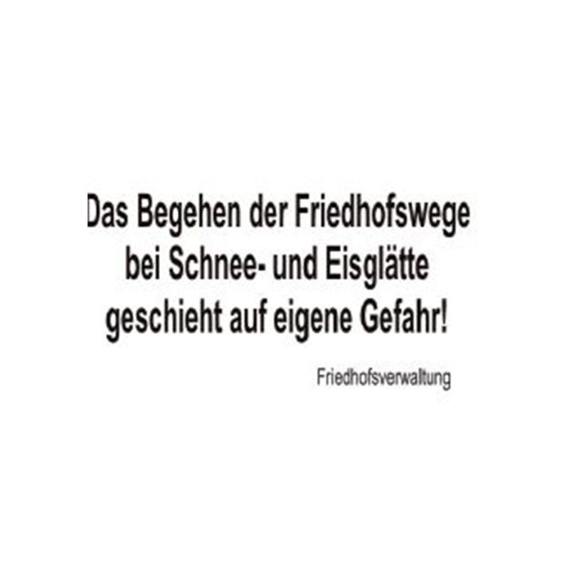 Aluminiumschild in rechteckiger Form mit schwarzer Schrift auf weißem Hintergrund, das auf Gefahren beim Begehen von Friedhofswegen hinweist.