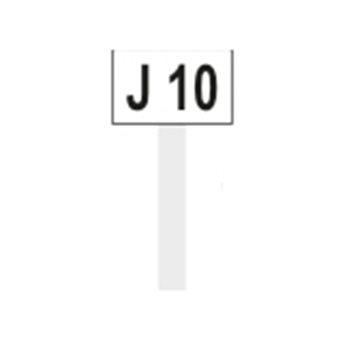Ein rechteckiges Friedhofsschild in Weiß mit schwarzer Schrift, das die Grabnummer "J 10" zeigt, auf einem schmalen, weißen Ständer.