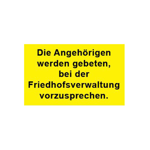 Ein rechteckiges Hinweisschild in leuchtendem Gelb mit schwarzer Schrift, das die Aufforderung an Angehörige enthält, bei der Friedhofsverwaltung vorzusprechen.