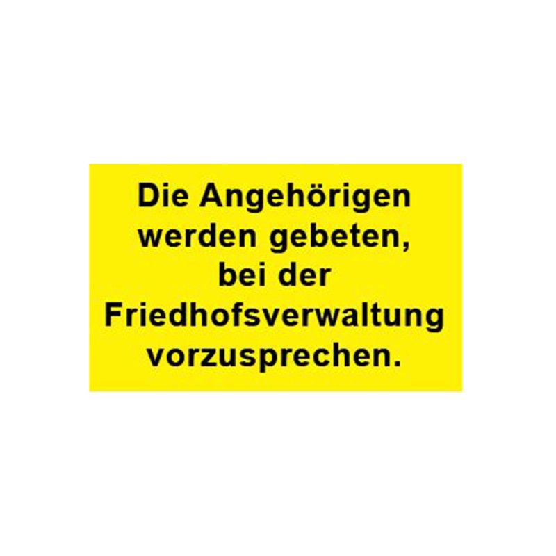 Ein rechteckiges Hinweisschild in leuchtendem Gelb mit schwarzer Schrift, das die Aufforderung an Angehörige enthält, bei der Friedhofsverwaltung vorzusprechen.