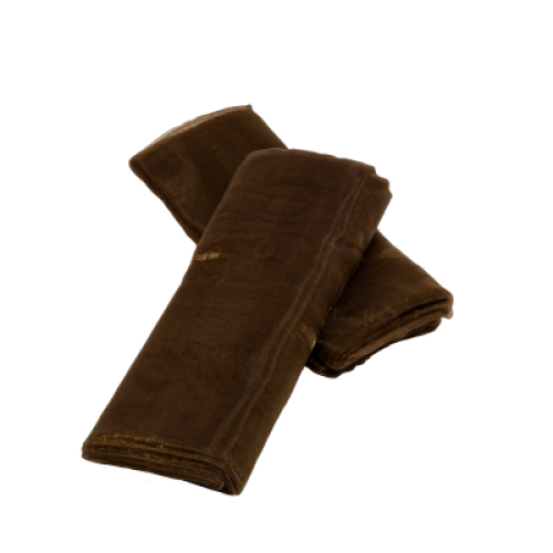 Zwei braune Organza-Dekostoffe liegen übereinander, mit einer transparenten, leicht glänzenden Oberfläche und einer rechteckigen Form.