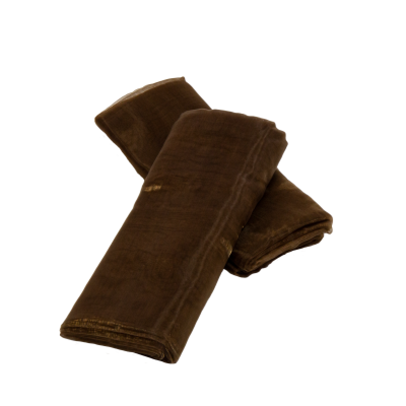 Zwei braune Organza-Dekostoffe liegen übereinander, mit einer transparenten, leicht glänzenden Oberfläche und einer rechteckigen Form.