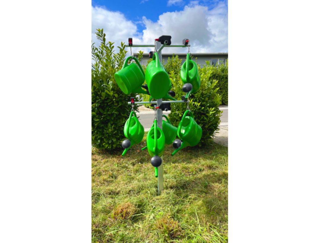 Gießkannenständer mit 8 Kannen