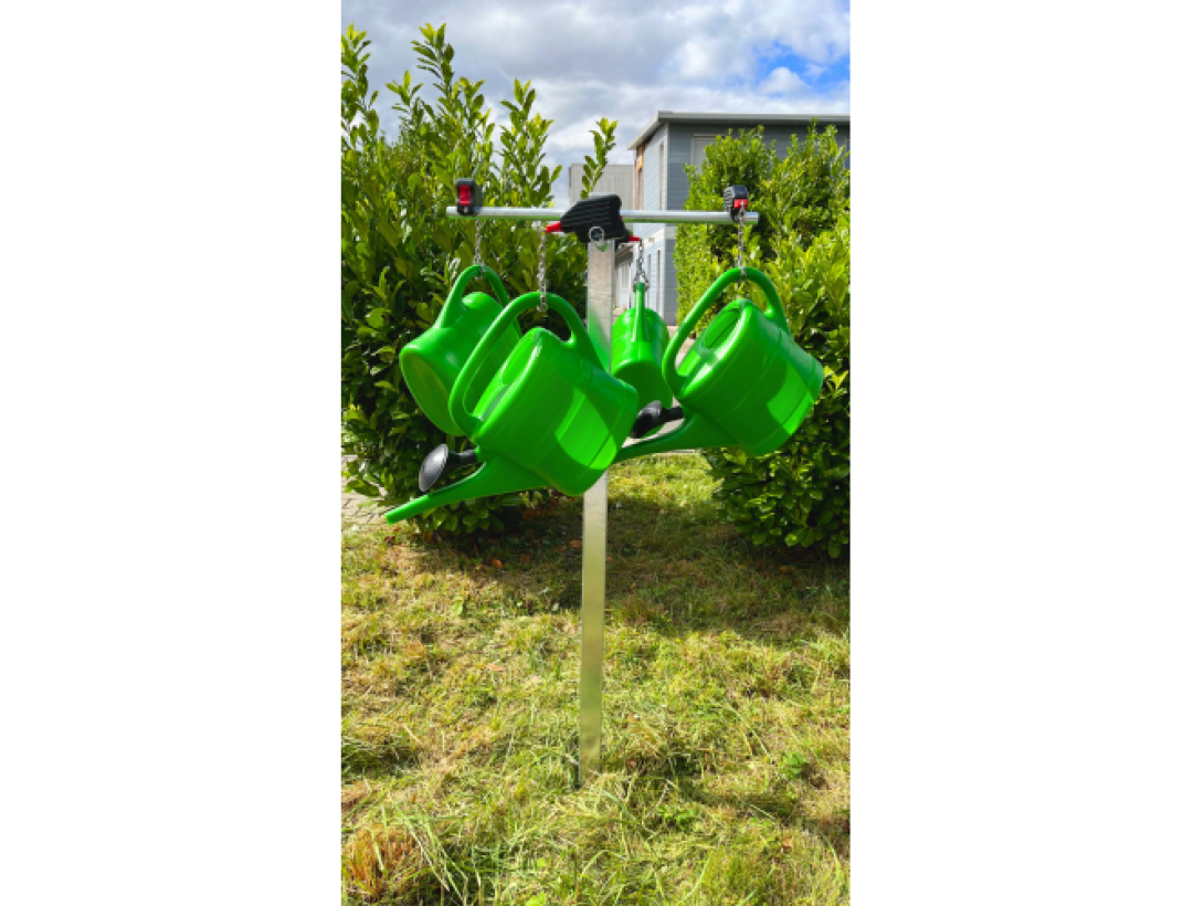 Gießkannenständer mit 4 Kannen