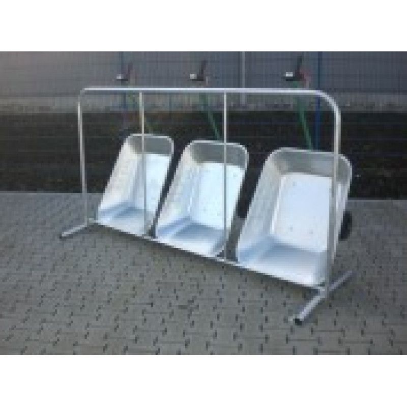 Pfandstation aus Metall mit drei silbernen Wagen, die in einer Reihe angeordnet sind, mit stabiler Halterung und offenem Design für einfache Nutzung.