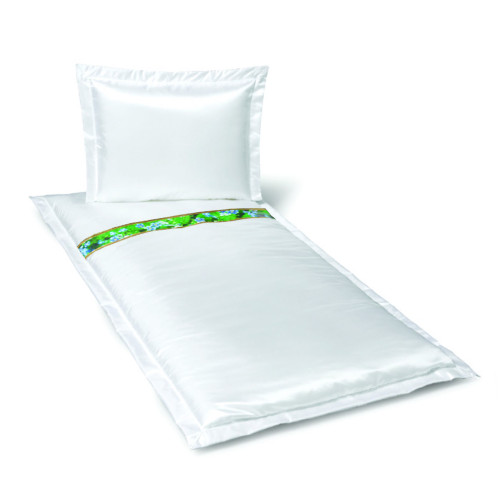 Das Produkt ist ein weißes Bettwäsche-Set aus satinartigem Material mit einem Kissenbezug und einer Decke, die eine grüne Borte mit Vergissmeinnicht-Muster aufweist.