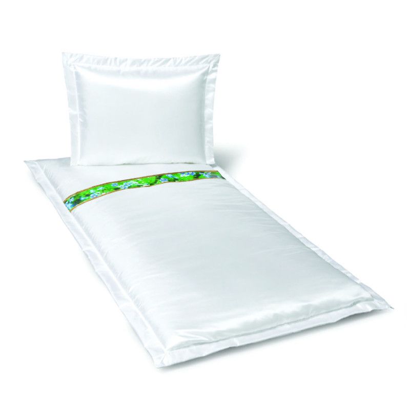 Das Produkt ist ein weißes Bettwäsche-Set aus satinartigem Material mit einem Kissenbezug und einer Decke, die eine grüne Borte mit Vergissmeinnicht-Muster aufweist.