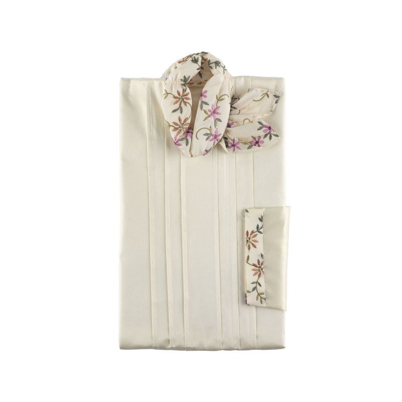 Glanzseide in creme mit floralem Stickmuster, bestehend aus einer großen Fläche mit Falten und einem kleinen, bestickten Beutel, Gesamtansicht.