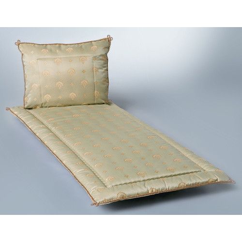 Jacquard Pesante in grün mit goldenen Mustern, bestehend aus einer Matratze und einem Kopfkissen, in einer Gesamtansicht auf einem hellen Hintergrund.