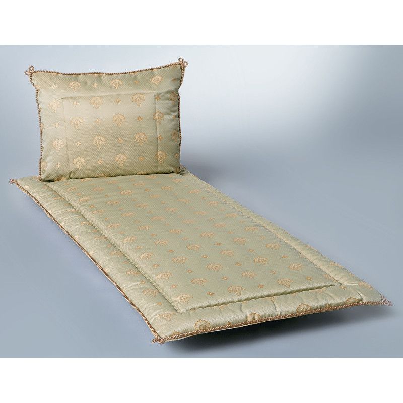 Jacquard Pesante in grün mit goldenen Mustern, bestehend aus einer Matratze und einem Kopfkissen, in einer Gesamtansicht auf einem hellen Hintergrund.