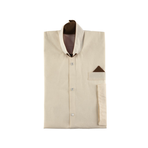 Baumwollhemd in creme mit mattem Finish, langärmlig, mit braunem Kragen und einer Brusttasche, in Gesamtansicht gefaltet.