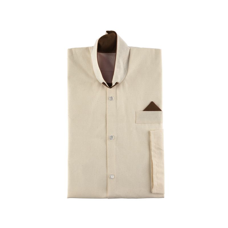Baumwollhemd in creme mit mattem Finish, langärmlig, mit braunem Kragen und einer Brusttasche, in Gesamtansicht gefaltet.