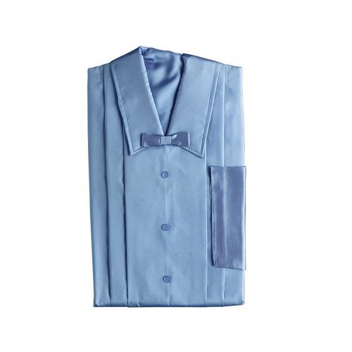 Eine hellblaue Glanzseide mit glänzender Oberfläche, bestehend aus einem Hemd mit Kragen, einer Schleife und einer Brusttasche, in Gesamtansicht gefaltet.