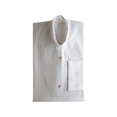 Ein weißes Linon-Material mit mattem Finish, in Form eines Überwurfs mit einem Knopfverschluss und einer seitlichen Tasche mit dezentem Muster.