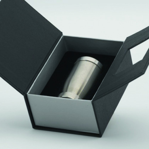 Eine kleine Überreichungsbox in Schwarz mit einer silbernen Miniurne aus Metall, die in der Box auf schwarzem Samt liegt, Gesamtansicht.