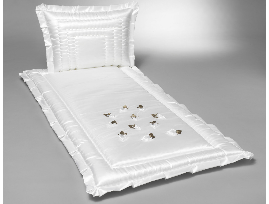 Serge weiß mit grünen Blüten