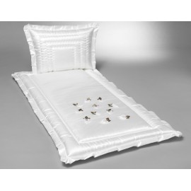 Serge weiß mit grünen Blüten