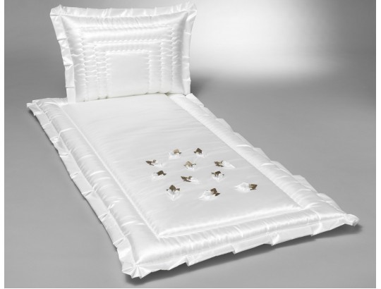 Serge weiß mit grünen Blüten