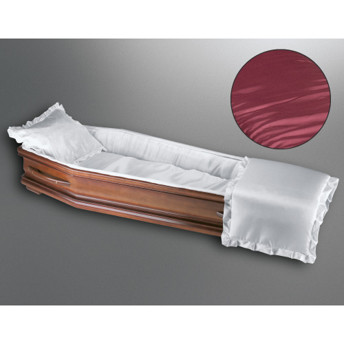 Der Sargausschlag für Körperformsarg ist aus bordeauxfarbener Glanzseide gefertigt und zeigt eine elegante Rüsche, während der Sarg aus hellem Holz besteht.