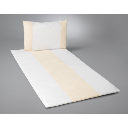 Die Deckengarnitur aus Baumwolle in Creme und Weiß zeigt eine Matte mit einer mittigen cremefarbenen Streifen und einem passenden Kopfkissen.