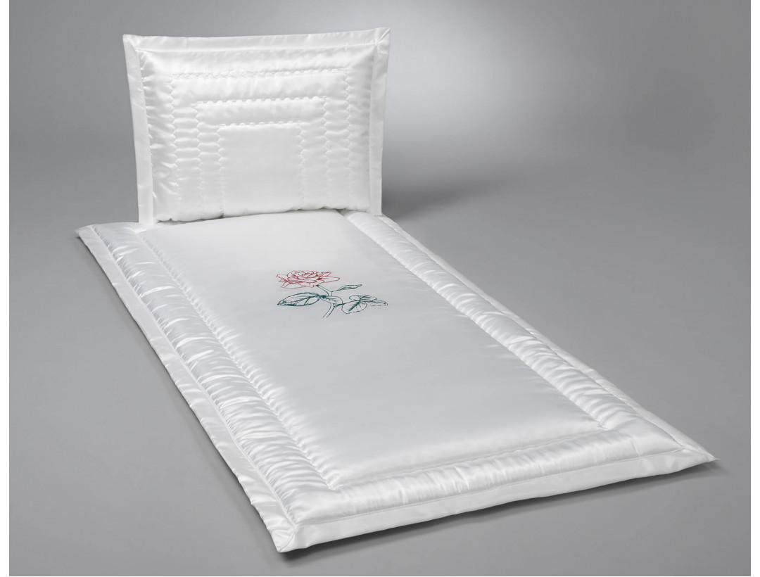 Deckengarnitur aus Serge zweifarbig bestickt mit Rosenzweig