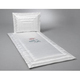 Deckengarnitur aus Serge zweifarbig bestickt mit Rosenzweig