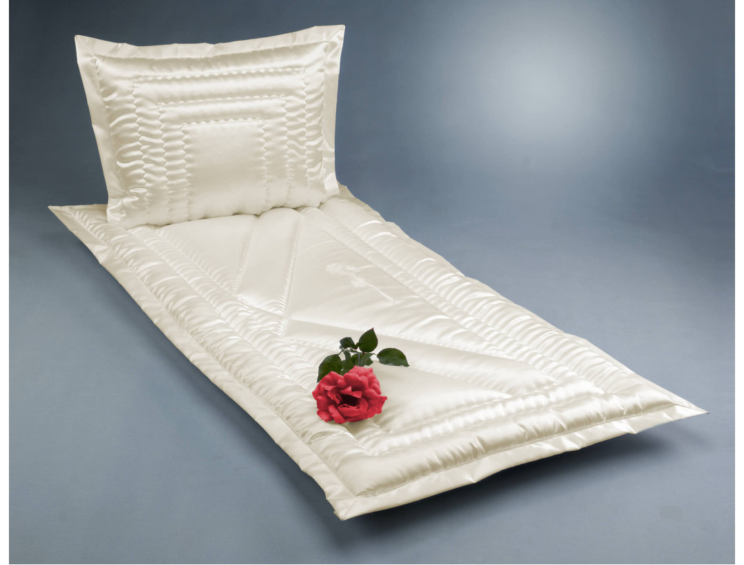 Deckengarnitur aus Glanzseide creme mit Calla Applikation Deckengarnitur aus Glanzseide creme mit Calla Applikation