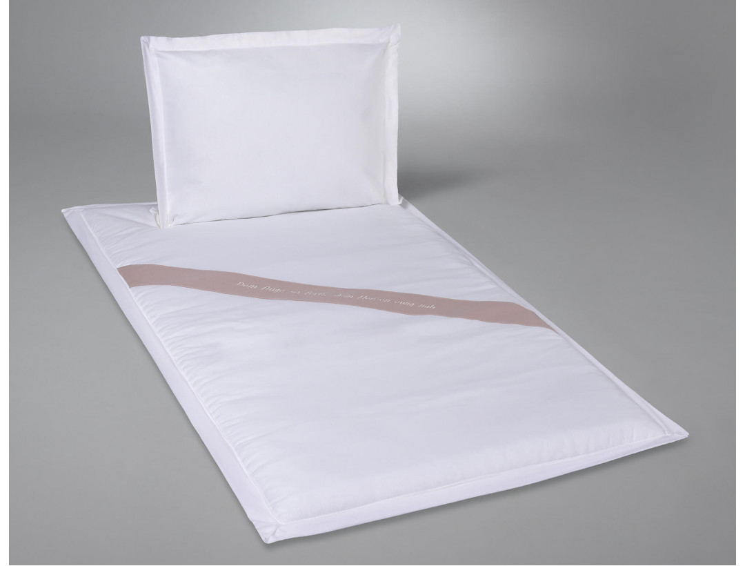 Deckengarnitur aus Baumwolle weiß mit Text gestickt auf Lodenband quer Deckengarnitur aus Baumwolle weiß mit Text gestickt auf Lodenband quer