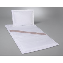 Deckengarnitur aus Baumwolle weiß mit Text gestickt auf Lodenband quer Deckengarnitur aus Baumwolle weiß mit Text gestickt auf Lodenband quer